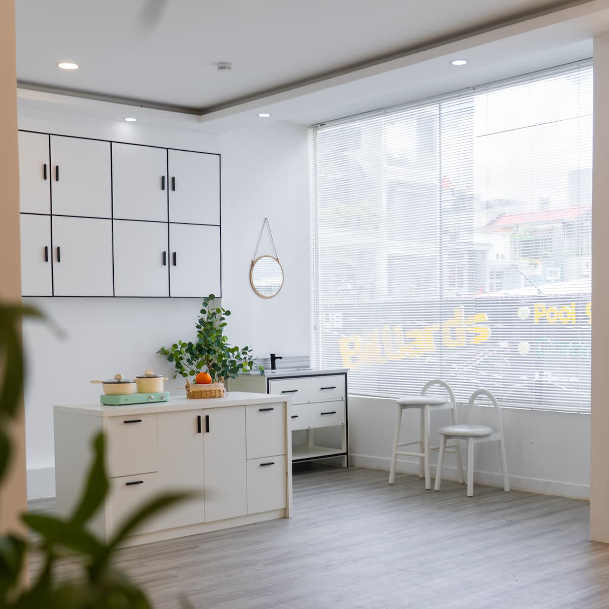 Room A - Toàn cảnh khu vực bếp và quầy bar